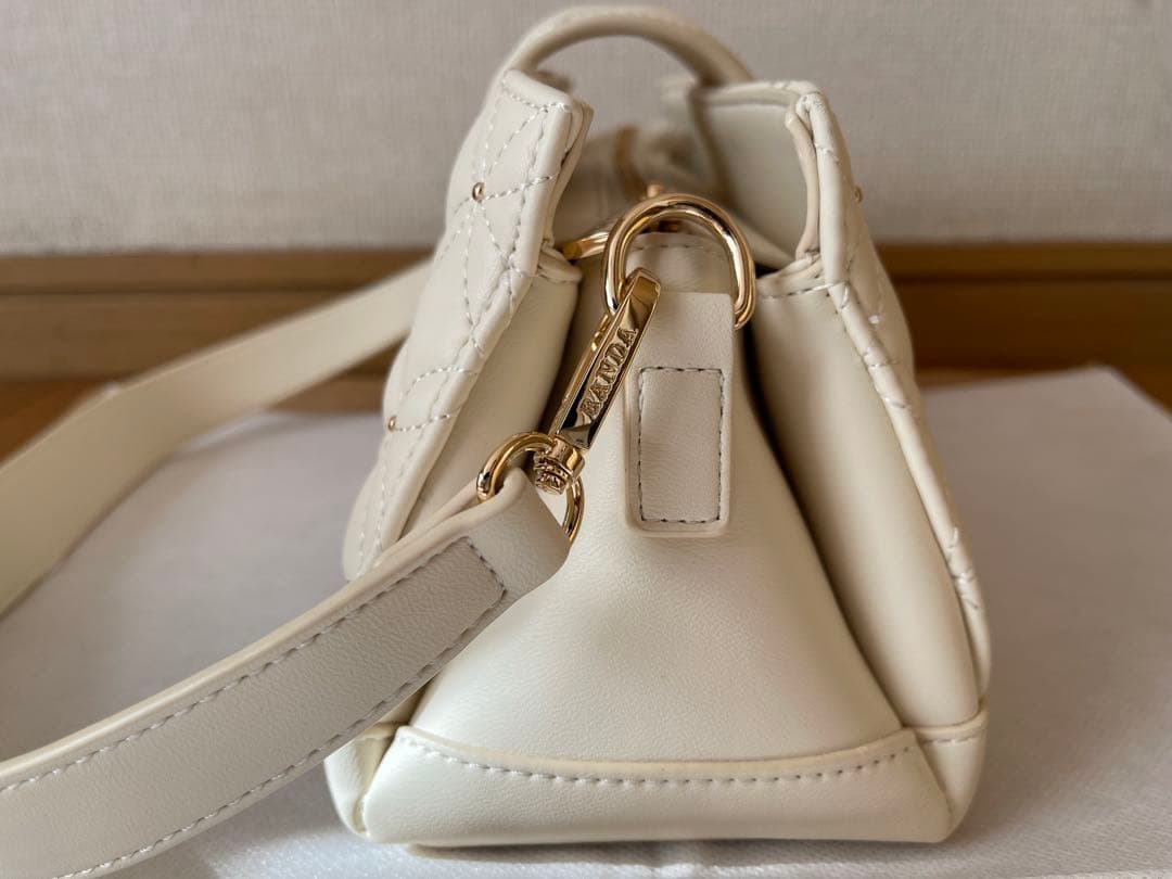 RANDA 2WAYゴールドチャームキルティングバッグ　アイボリー