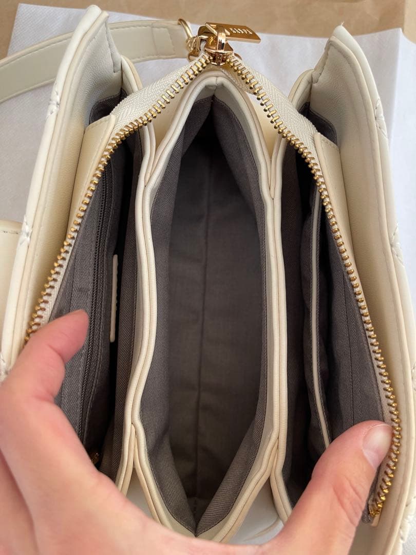 RANDA 2WAYゴールドチャームキルティングバッグ　アイボリー