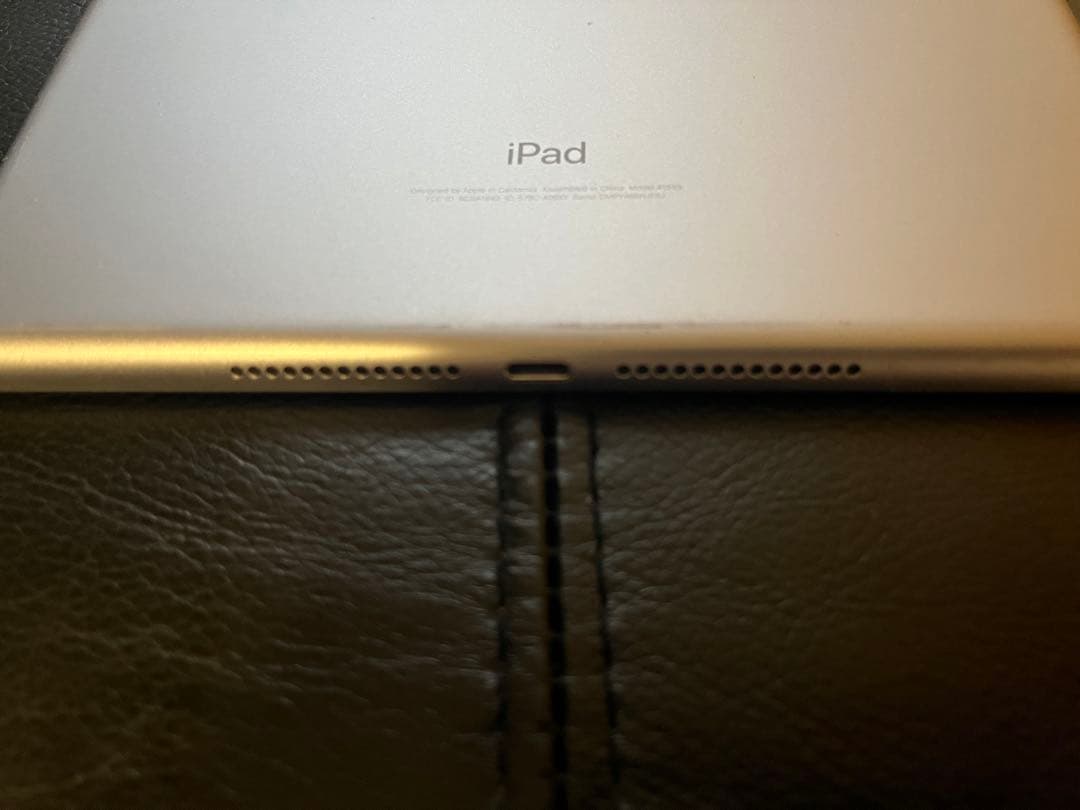 トモカズ　美品！Apple iPad【第6世代 32GB Wifiモデル】