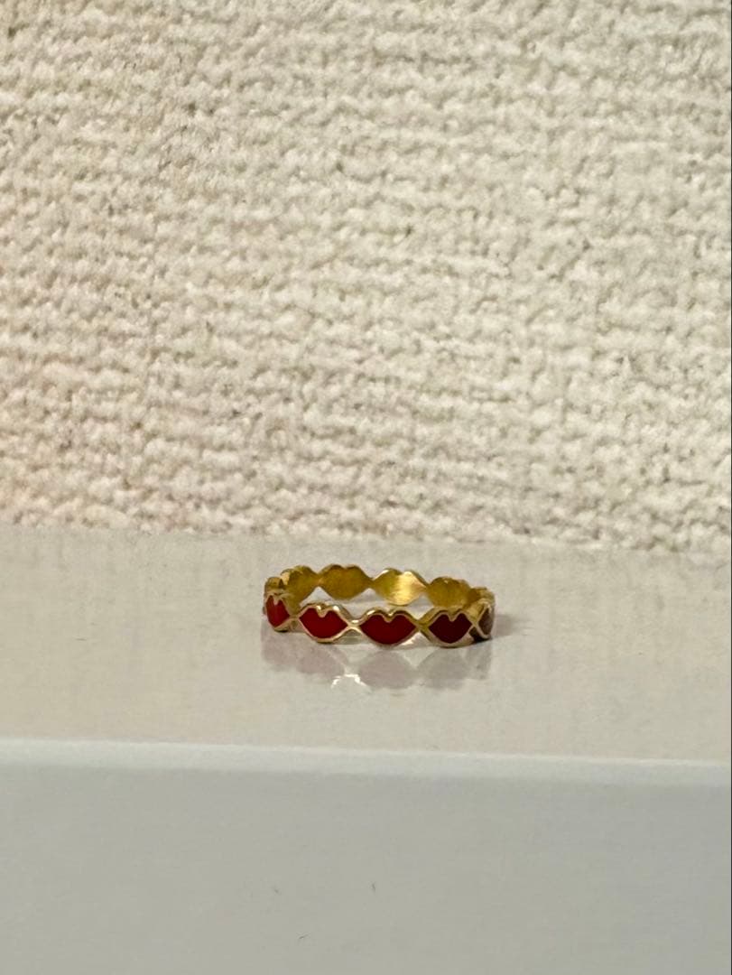 Marie-Helene de Taillac レッドエナメルキスバンドリング