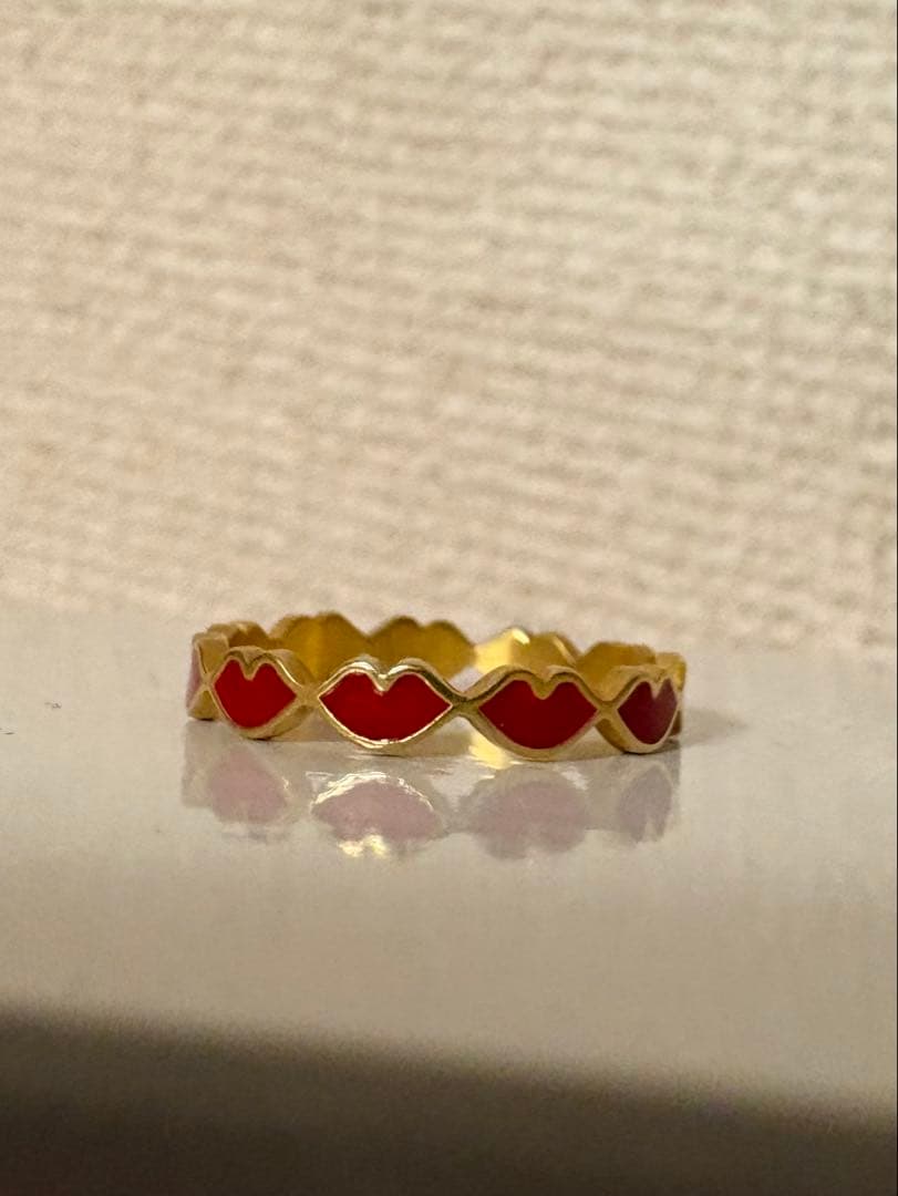 Marie-Helene de Taillac レッドエナメルキスバンドリング