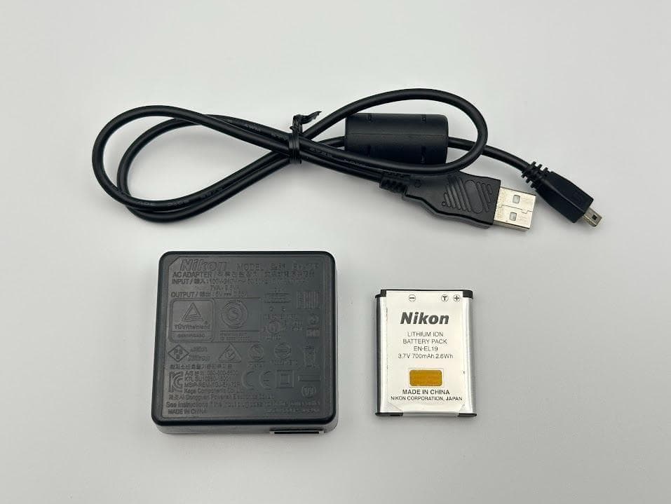 Nikon COOLPIX A100 シルバー コンパクトデジタルカメラ 動作品