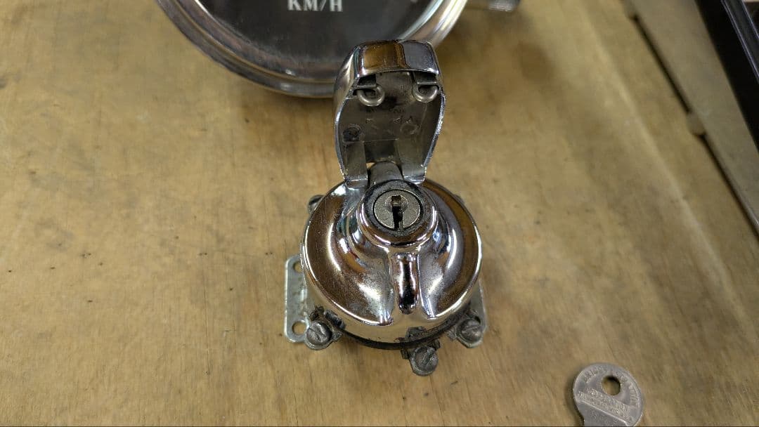 ☆ショベルヘッドパーツT　メーター＆メーターダッシュ（鍵付き）☆