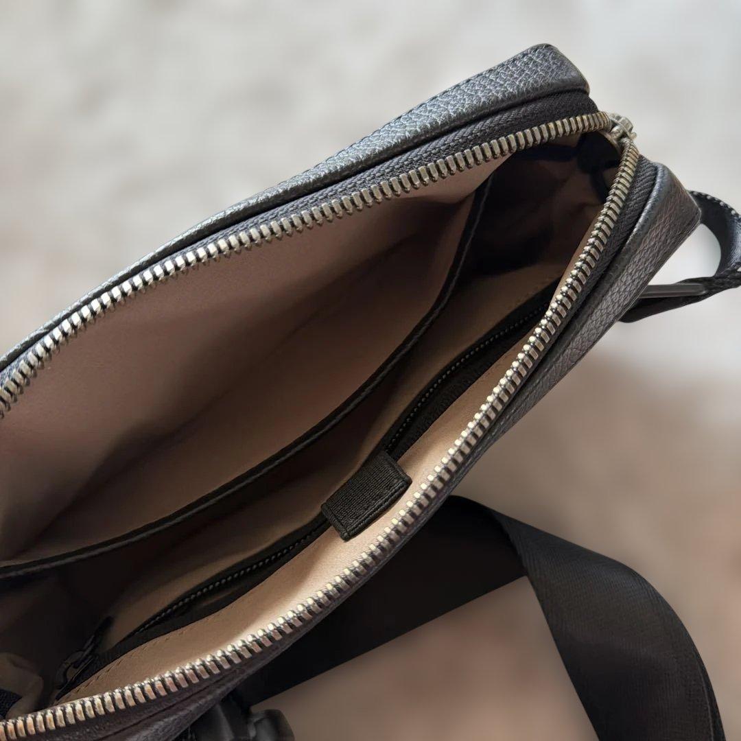 157 エッセンシャル・クロスボディ