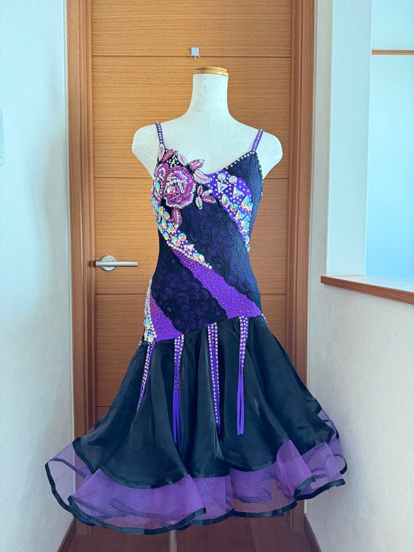 社交ダンス ラテンドレス 黒と紫 フラワー装飾