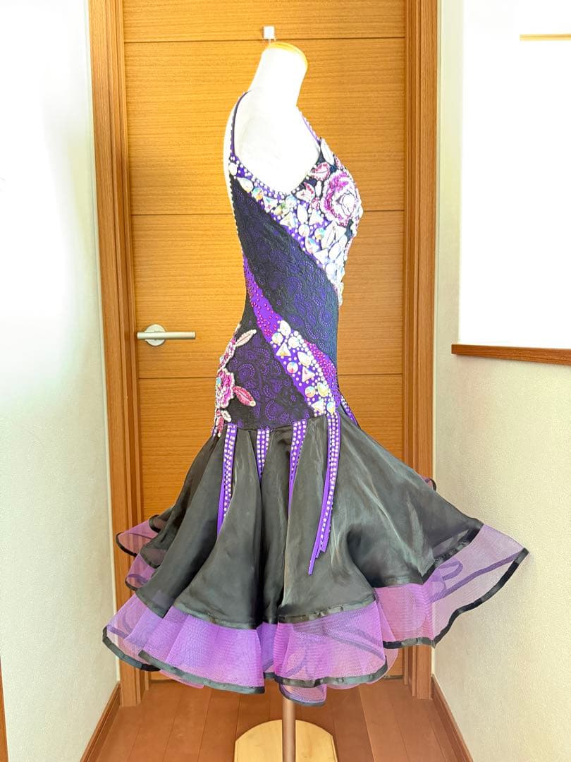 社交ダンス ラテンドレス 黒と紫 フラワー装飾