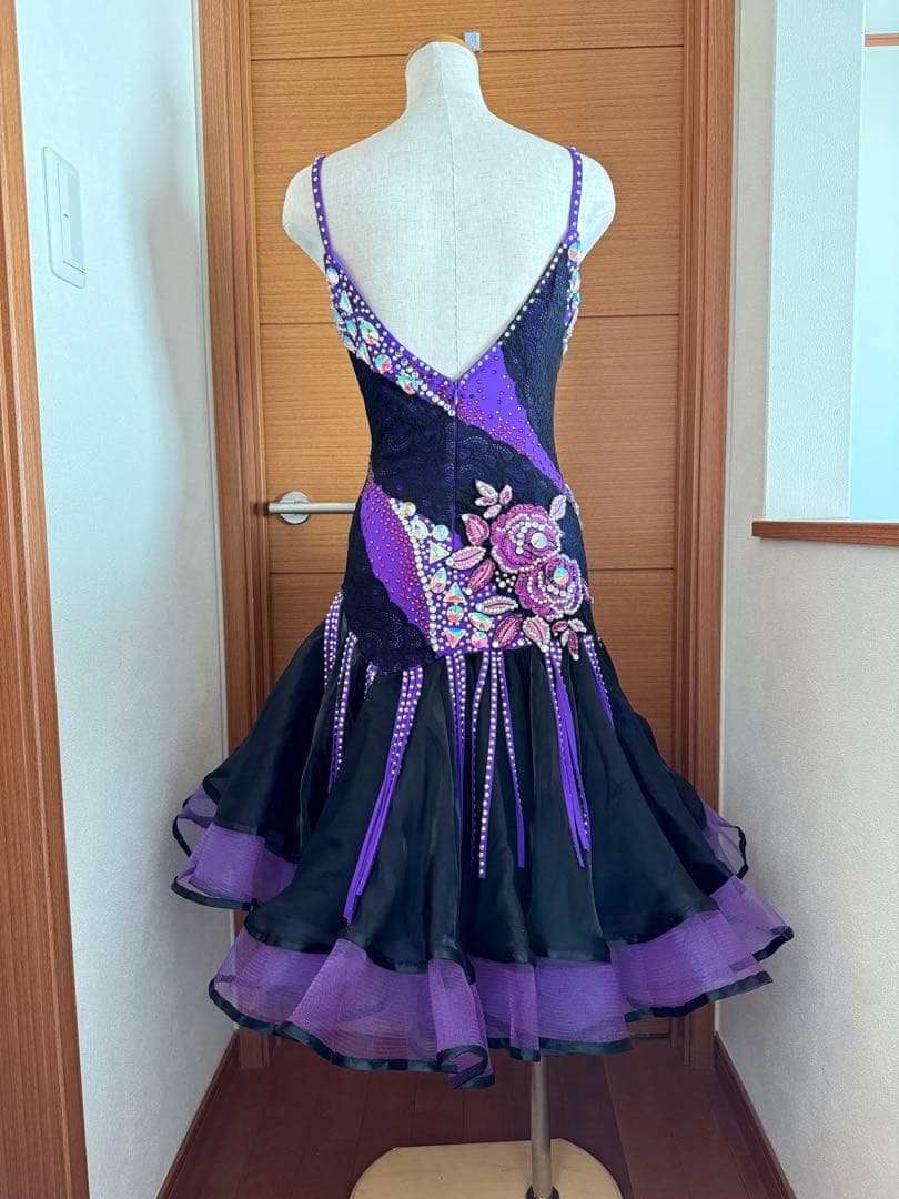 社交ダンス ラテンドレス 黒と紫 フラワー装飾