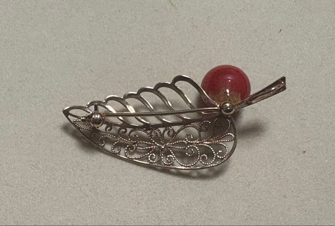ヴィンテージ風葉型ブローチ 赤い玉　K18