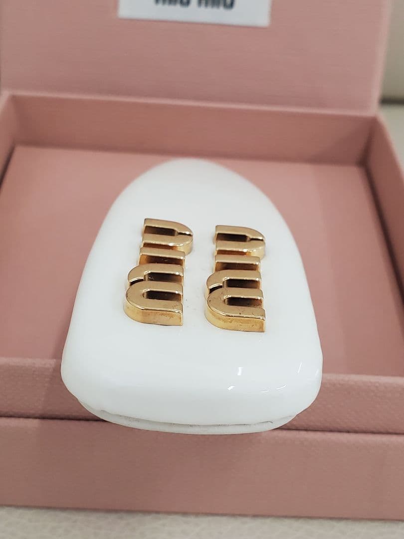 ミュウミュウ MIU MIU パテントレザーヘアクリップ