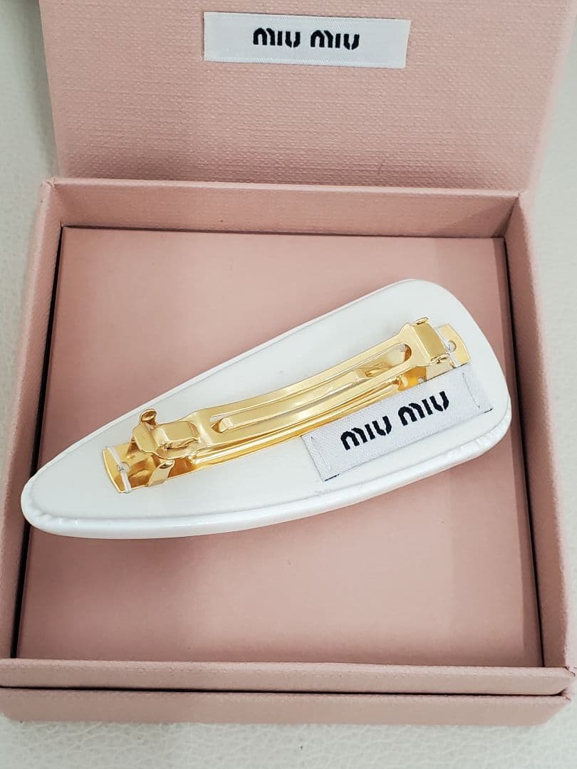 ミュウミュウ MIU MIU パテントレザーヘアクリップ
