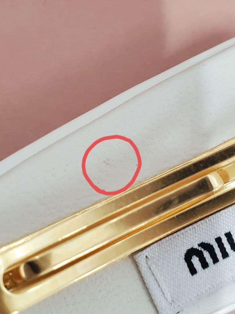 ミュウミュウ MIU MIU パテントレザーヘアクリップ