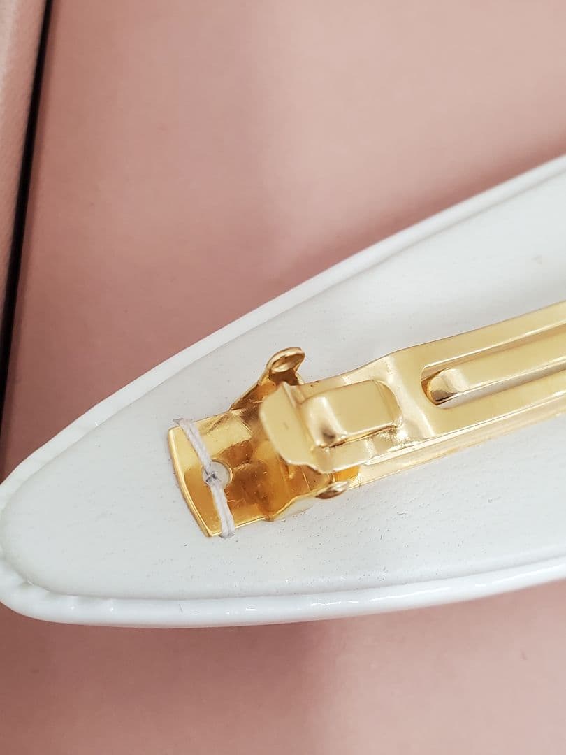 ミュウミュウ MIU MIU パテントレザーヘアクリップ