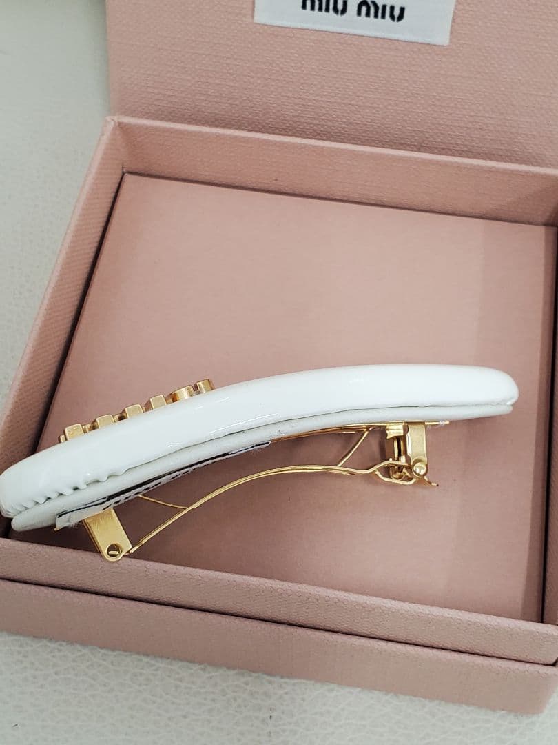 ミュウミュウ MIU MIU パテントレザーヘアクリップ