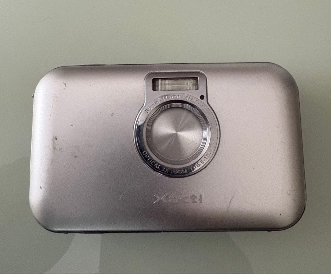 完動品　Xacti デジタルカメラ シルバー ACアダプター　バッテリー付き