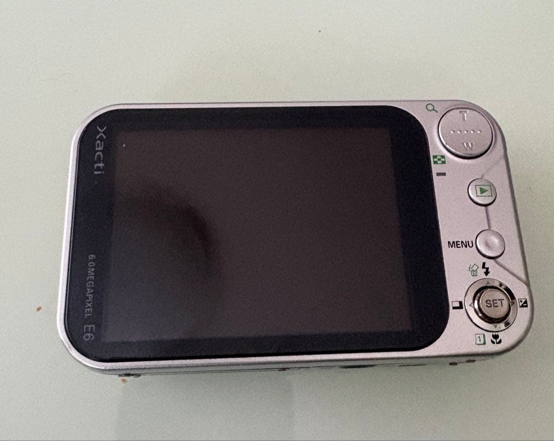 完動品　Xacti デジタルカメラ シルバー ACアダプター　バッテリー付き