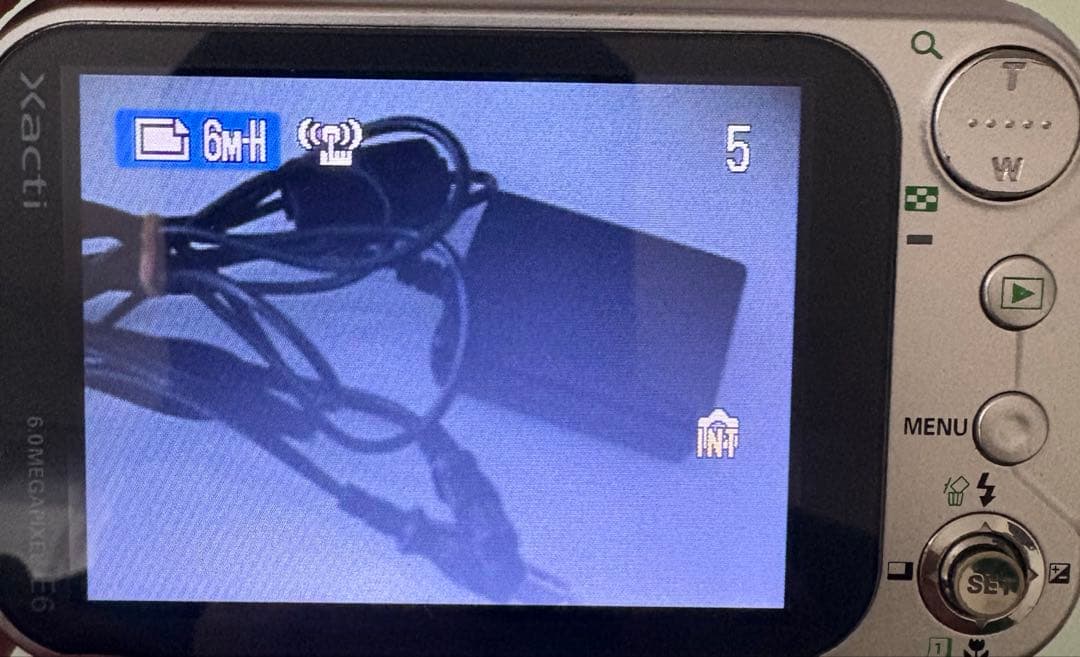 完動品　Xacti デジタルカメラ シルバー ACアダプター　バッテリー付き