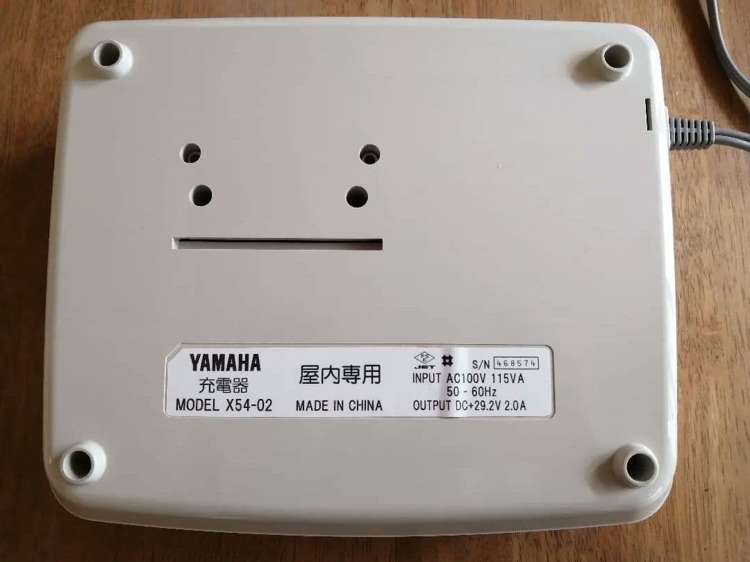 YAMAHA 電動自転車用バッテリーと 充電器。 X83-8212A-04
