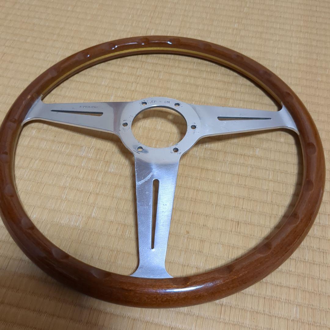 ナルディウッドステアリング、ホーンボタン、取り付けネジ。