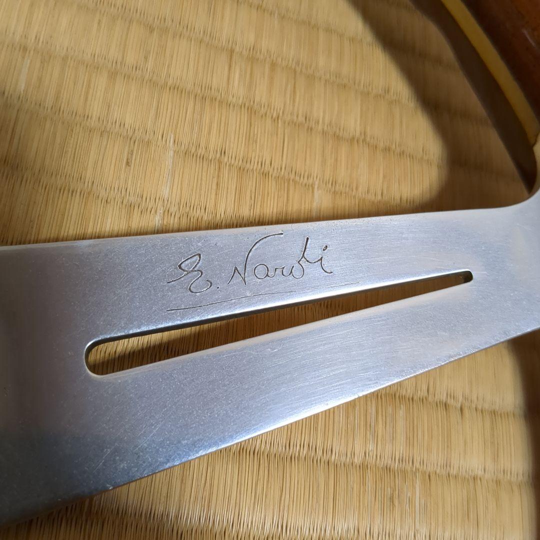 ナルディウッドステアリング、ホーンボタン、取り付けネジ。