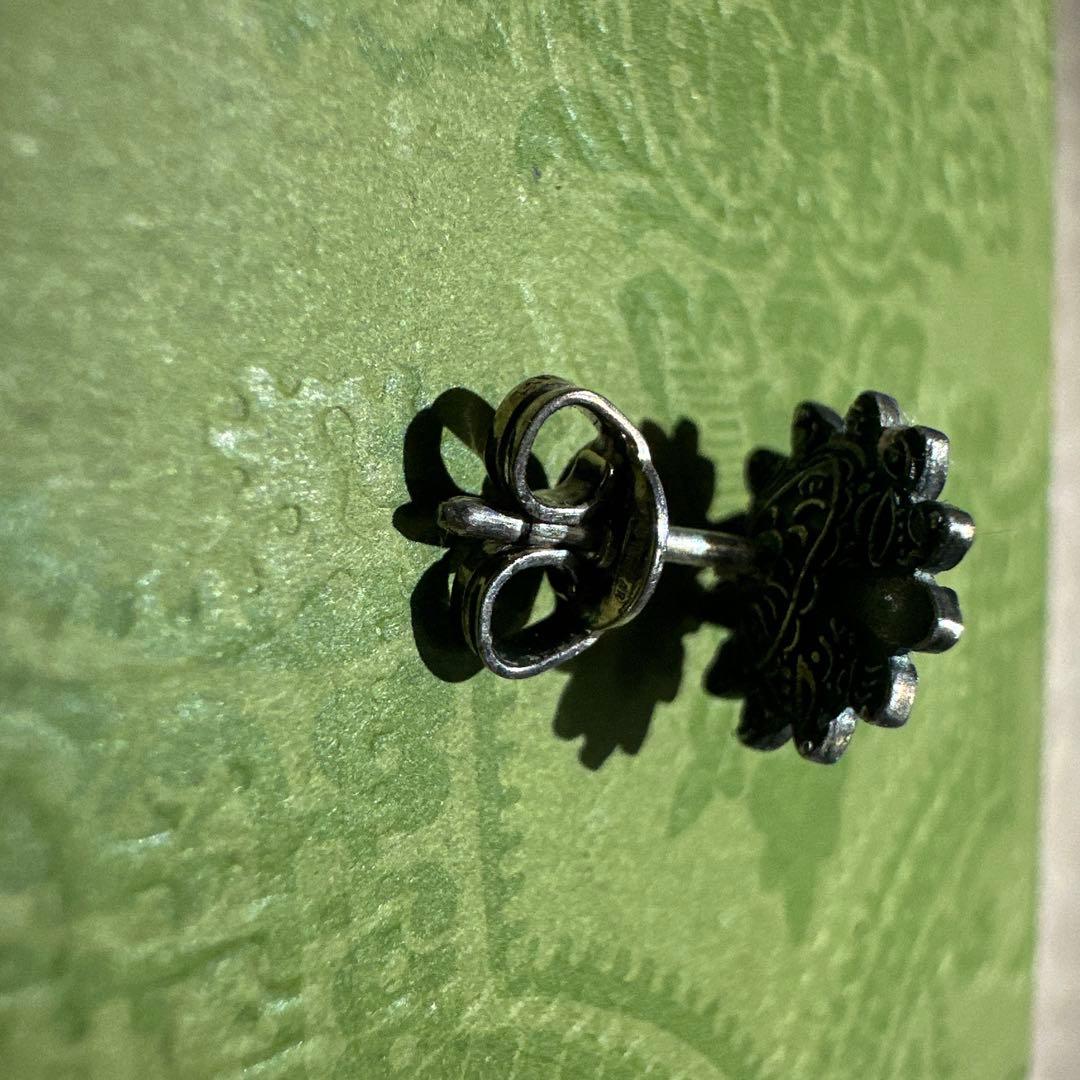 グッチフラワーモチーフピアス片耳　燻加工　メンズ/レディース