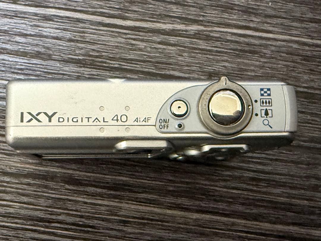 Canon IXY DIGITAL 40 本体と充電器
