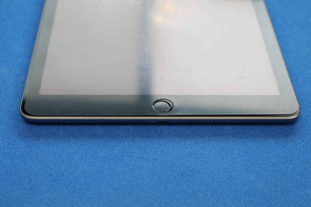 Apple iPad 第5世代 Wifiモデル 32GB ケース付き