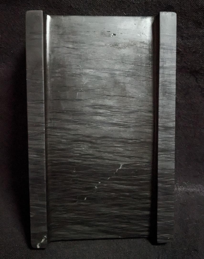 【ヘコ】　　◆歙州抄手硯（水波眉子紋・銀花紋／十吋／唐木箱）◆書画筆6本