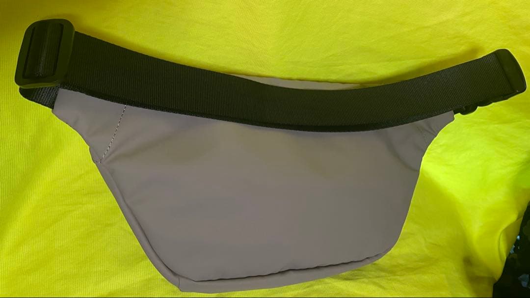 マリークワント　ボディバック　ベージュ