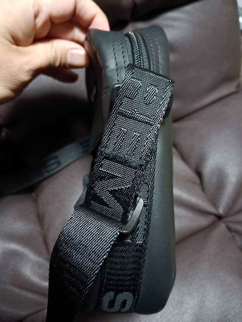 Supreme　23FW　レザーショルダーバッグ　ブラック