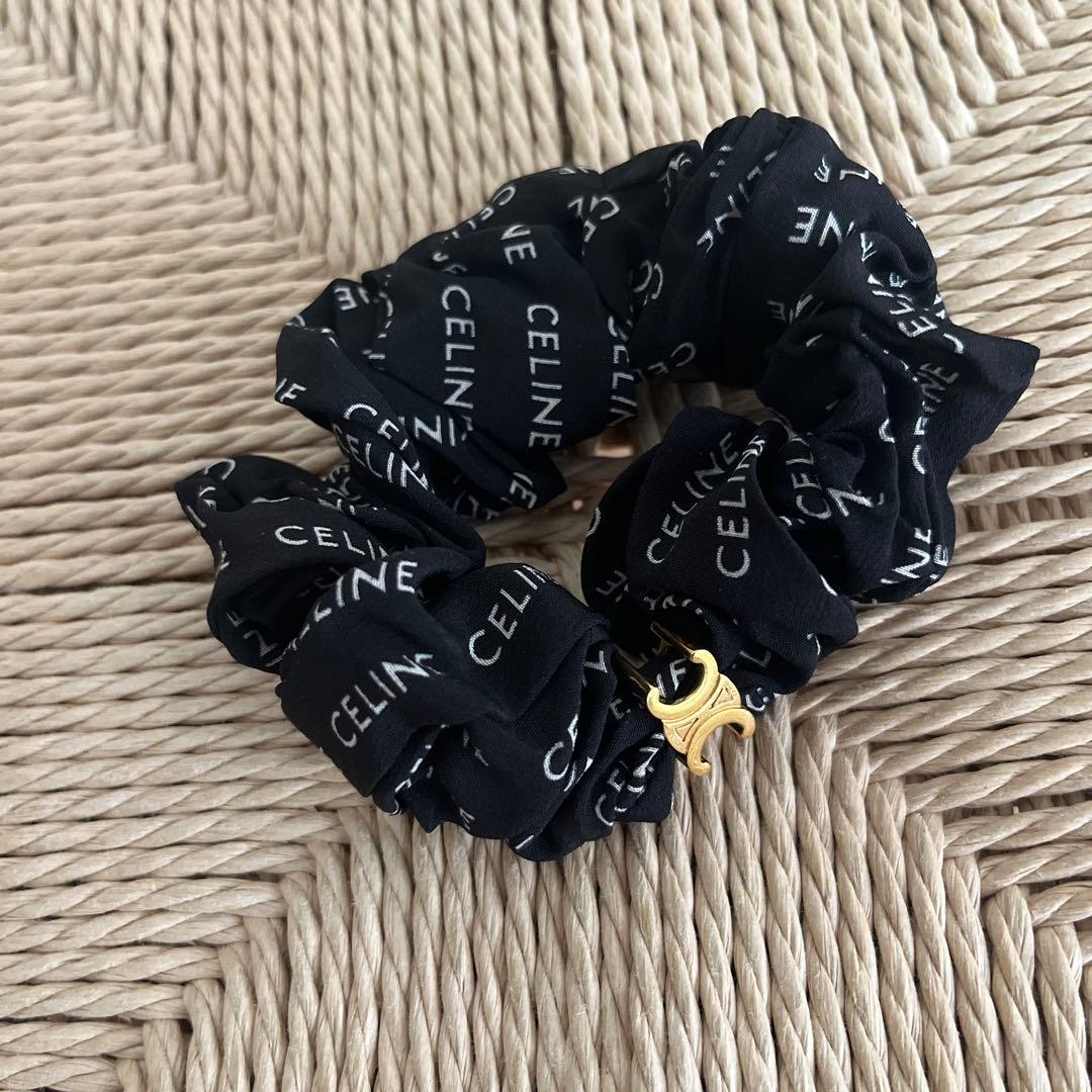 【新品未使用】CELINE ロゴ入りブラックシュシュ