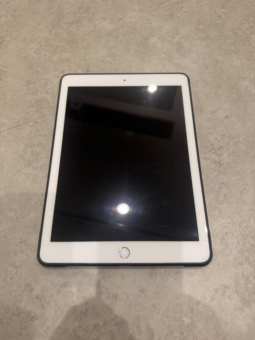 Apple iPad 第6世代 WiFi 32GB シルバー（ケース付き）