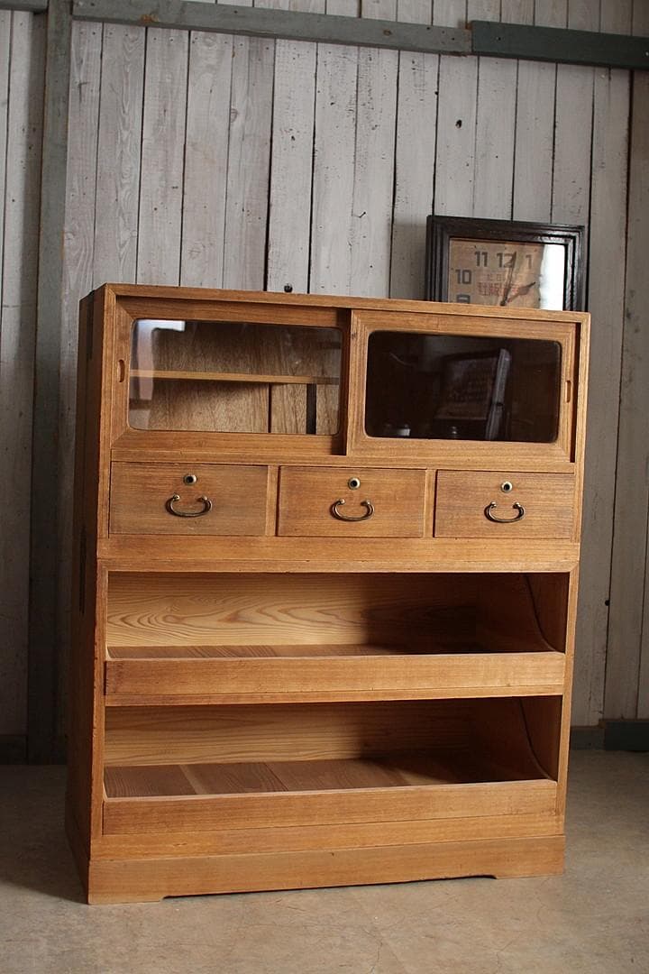 味のある古いガラス戸棚×木製小引き出し3杯　食器棚　収納　古家具　古民家