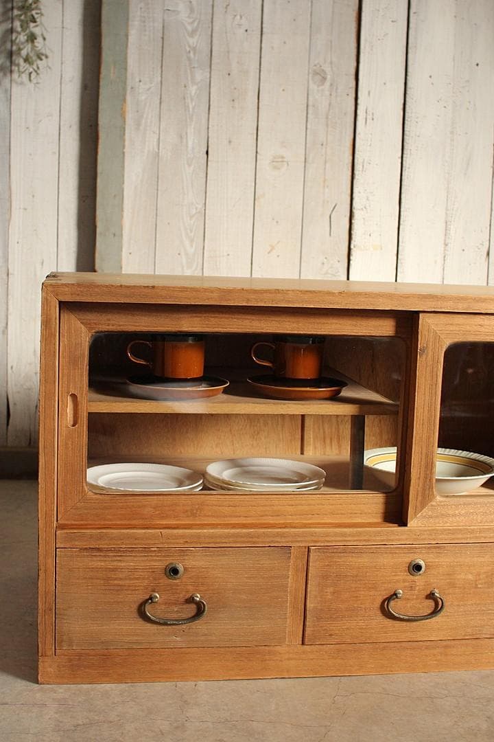 味のある古いガラス戸棚×木製小引き出し3杯　食器棚　収納　古家具　古民家