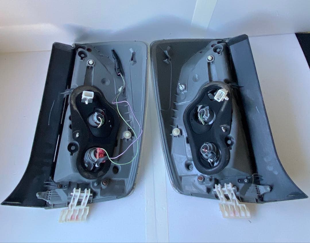 プリウス30 テールランプ 外側左右セット 純正