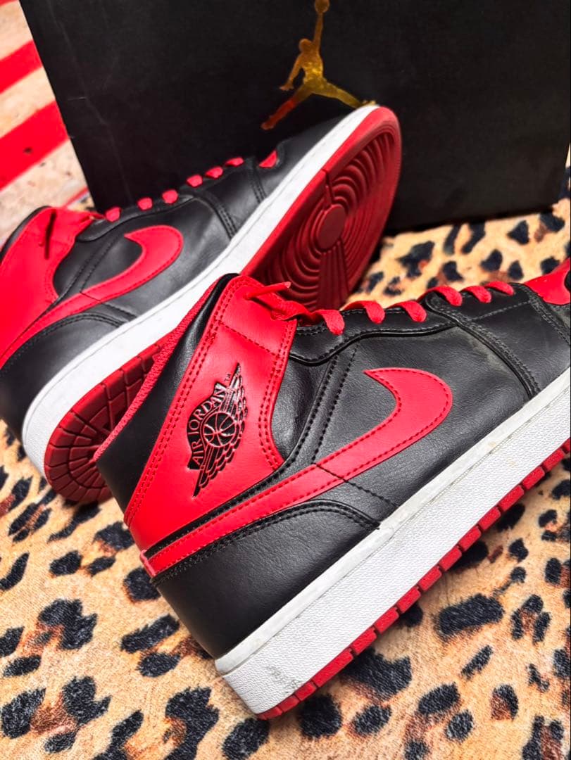 ナイキ　ジョーダン1 ミッド　ブレッド