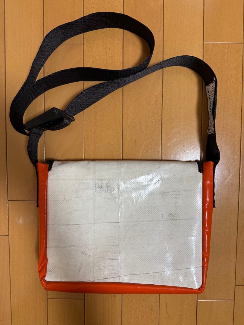 FREITAG F11メッセンジャーバッグ オレンジ/ホワイト