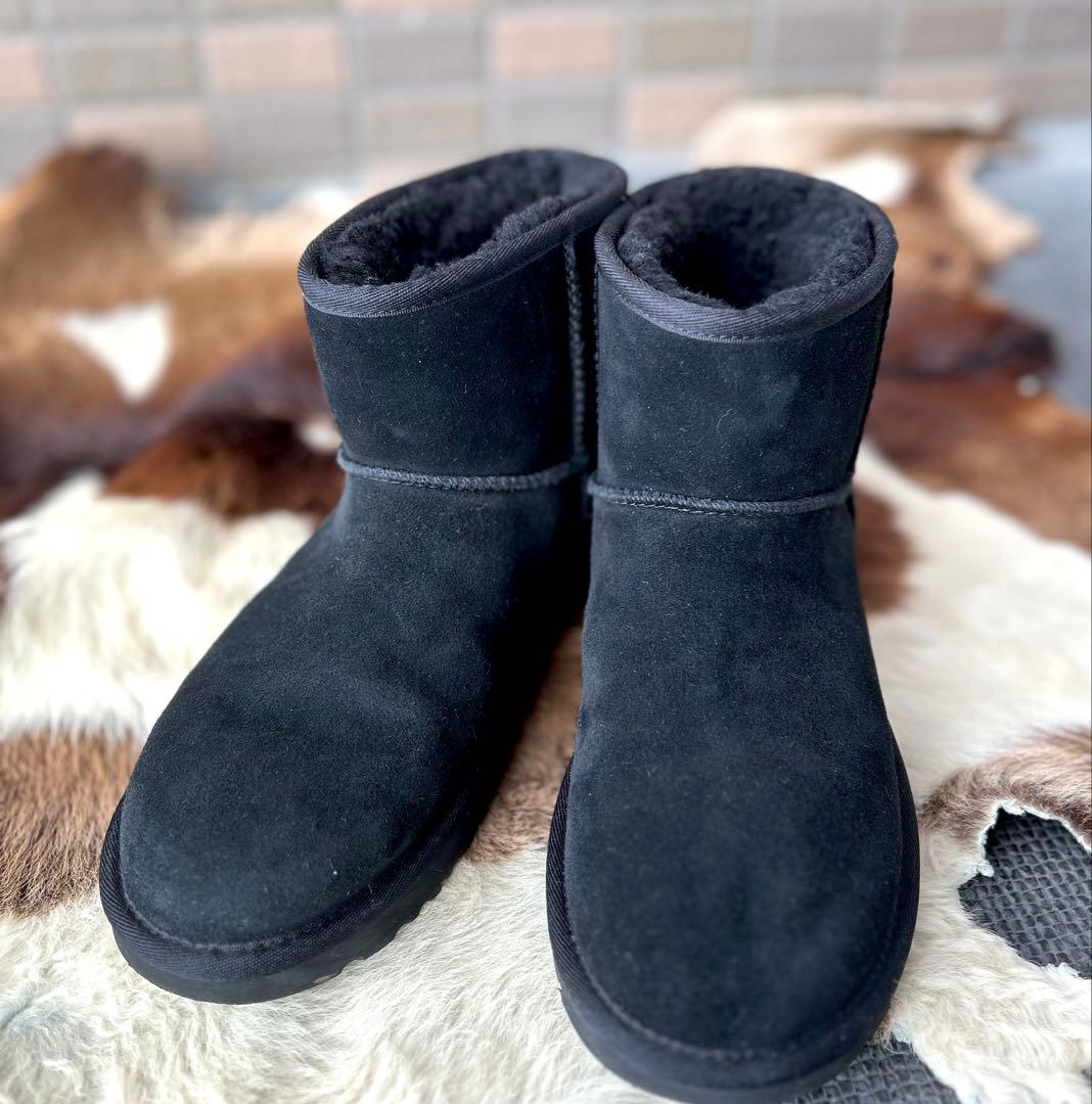専用　美品 UGG クラシックミニ ラバーロゴ 25 アグ ブーツ ブラック 黒