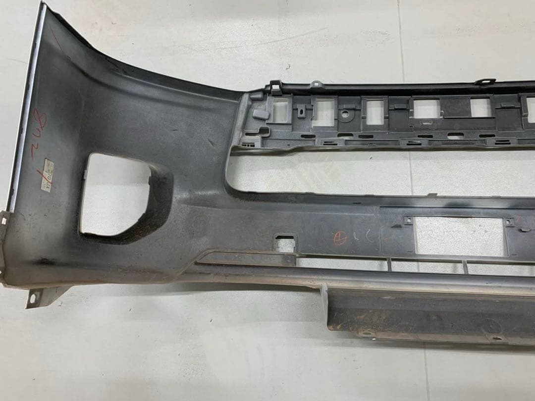ハイエース　TRH200V 純正バンパー