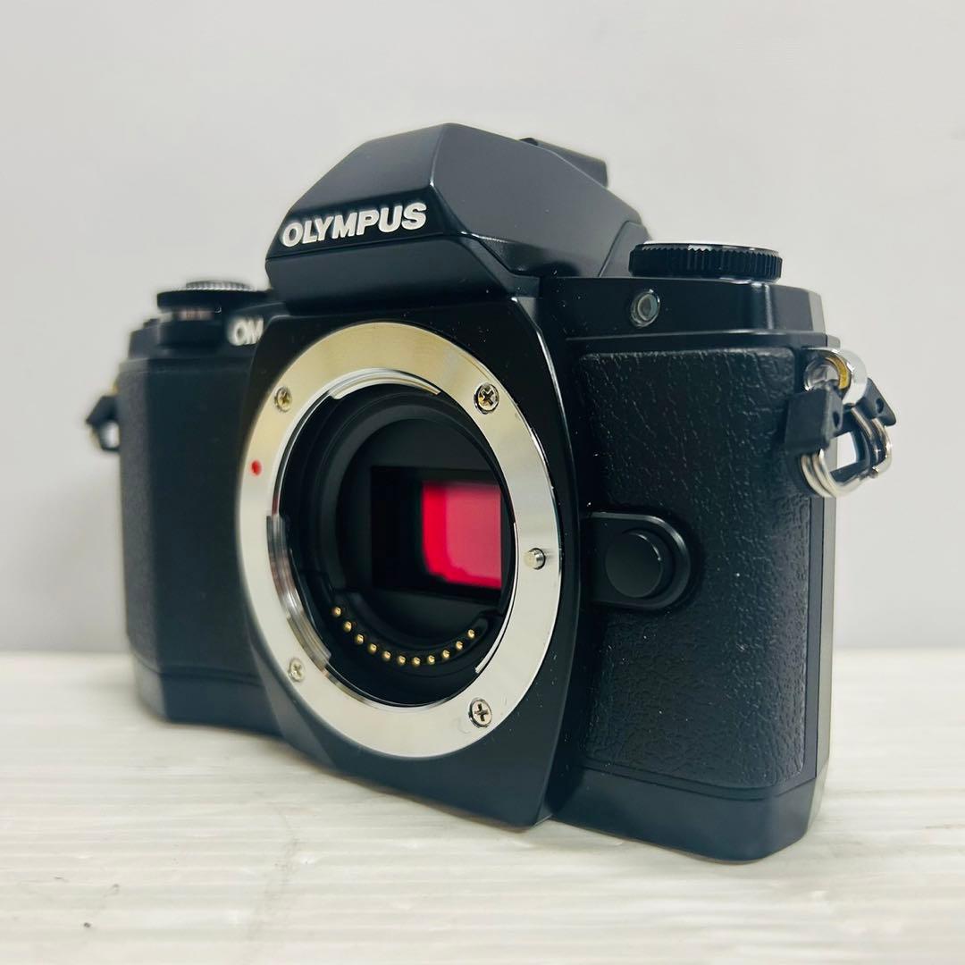 ★美品★ OLYMPUS OM-D E-M10 ミラーレス一眼 本体　182