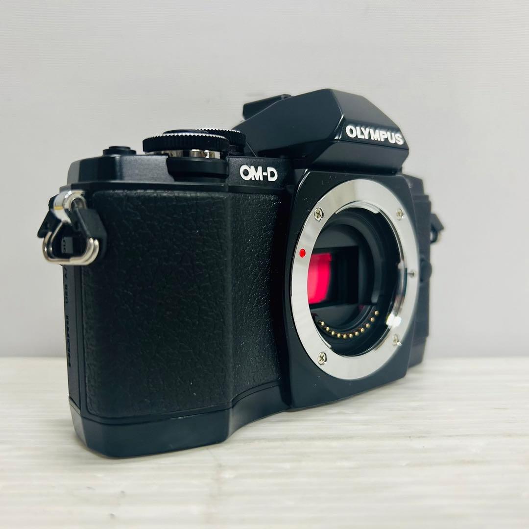 ★美品★ OLYMPUS OM-D E-M10 ミラーレス一眼 本体　182