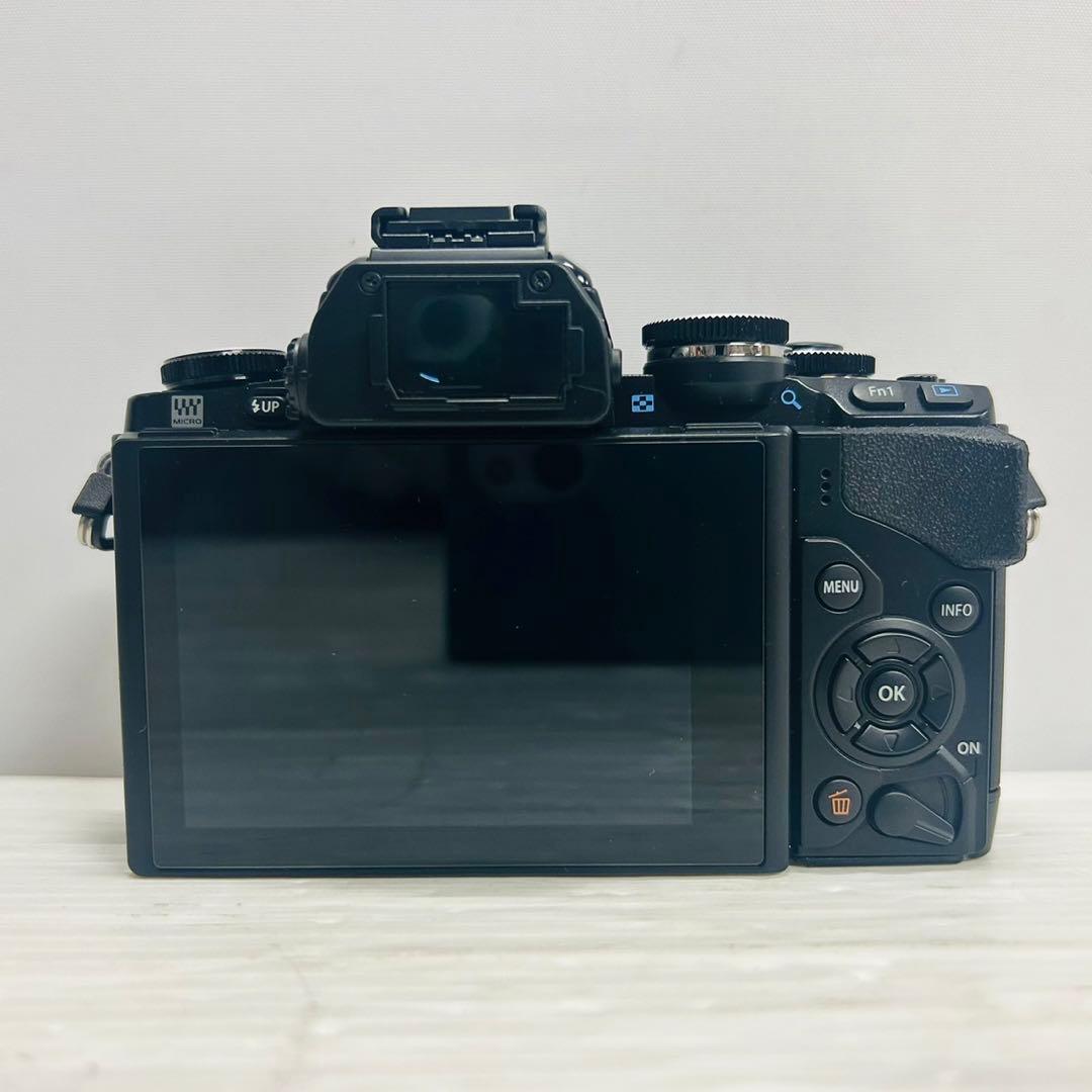 ★美品★ OLYMPUS OM-D E-M10 ミラーレス一眼 本体　182