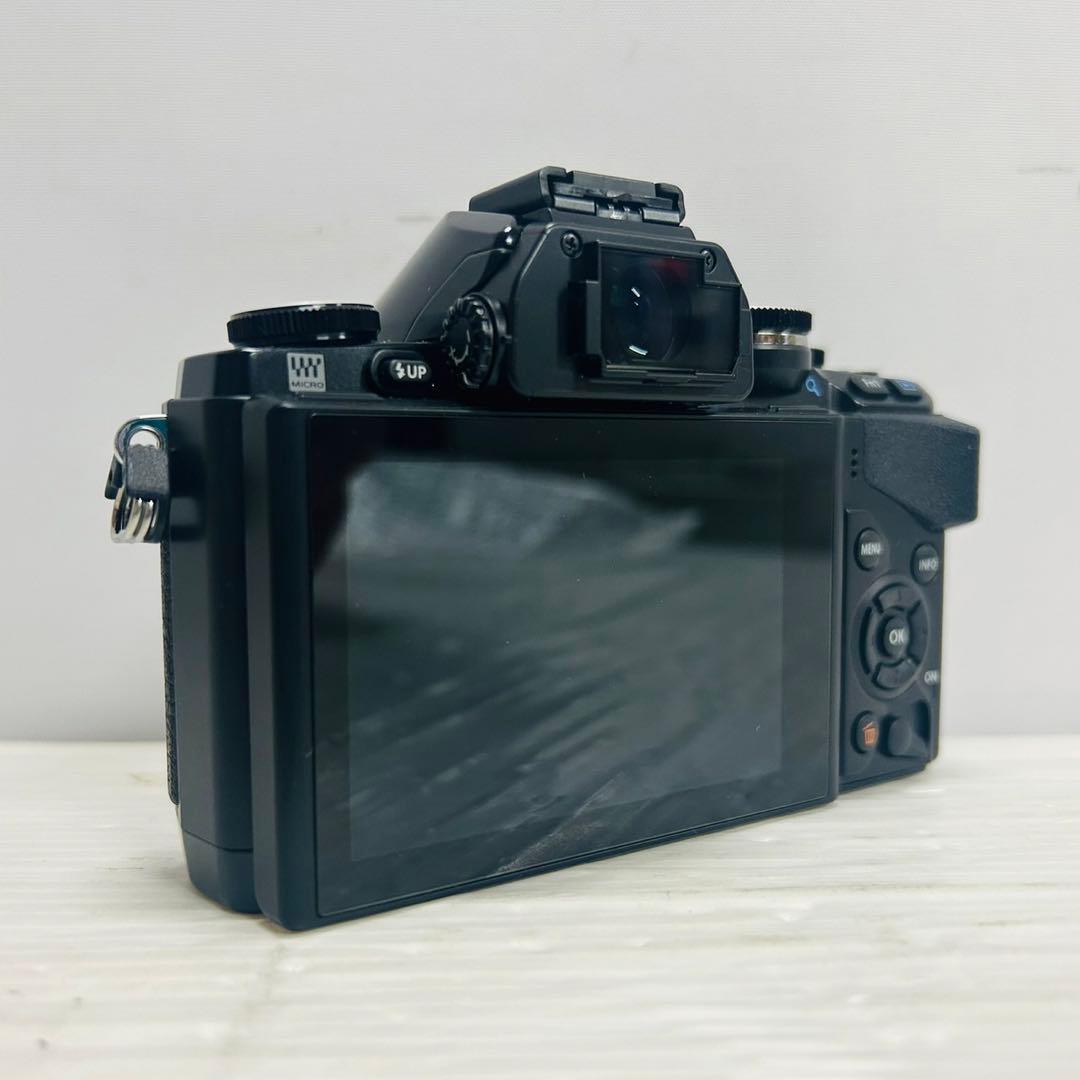 ★美品★ OLYMPUS OM-D E-M10 ミラーレス一眼 本体　182