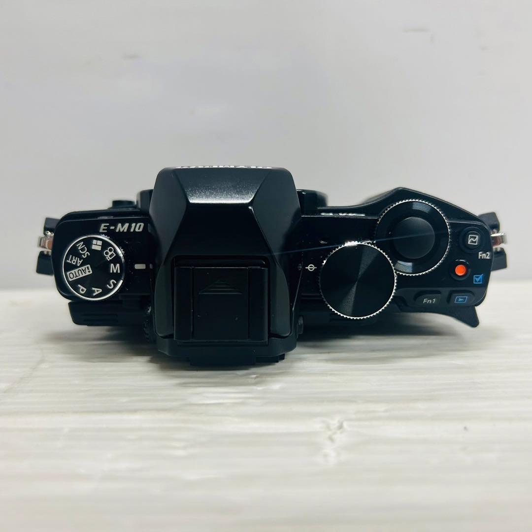 ★美品★ OLYMPUS OM-D E-M10 ミラーレス一眼 本体　182