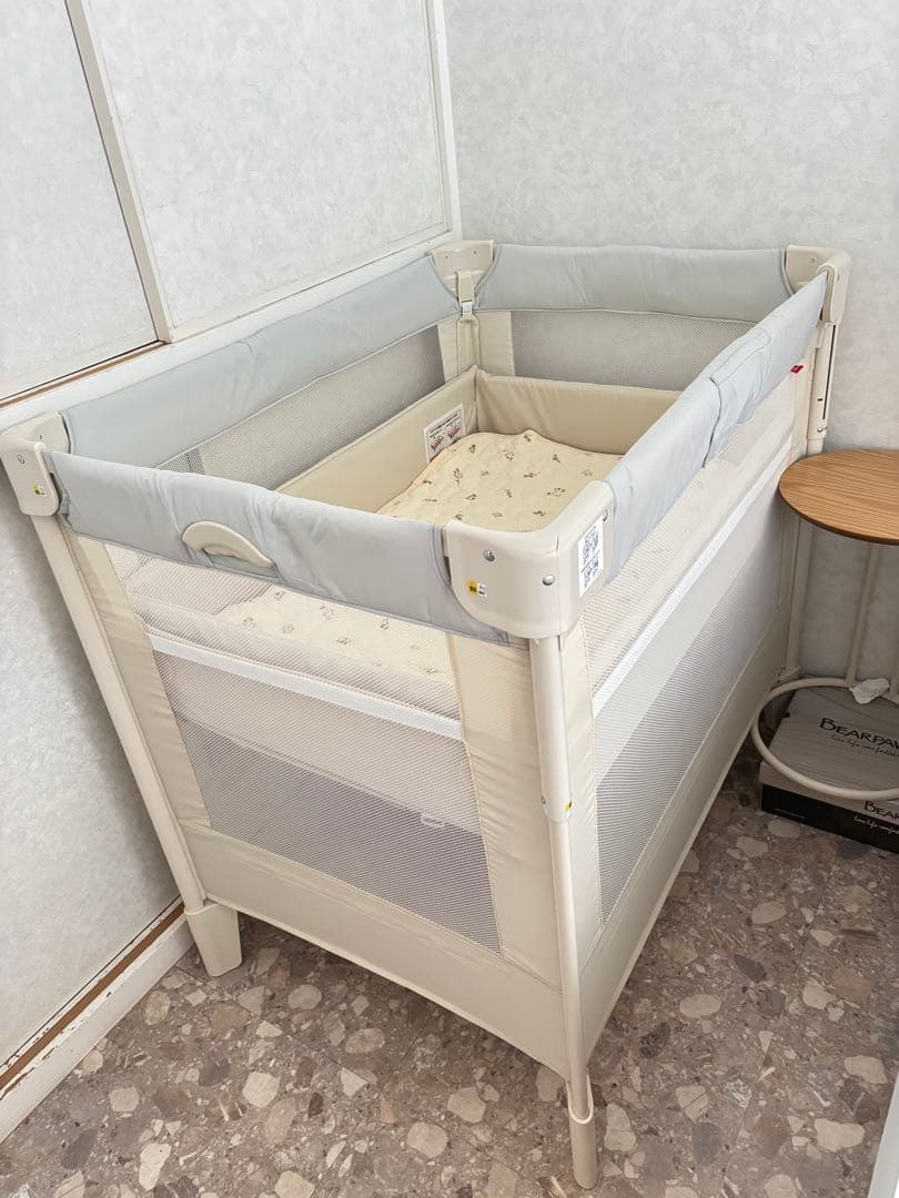 【極美品】アップリカ ココネルエアー AB ベビーベッド　ホワイトグレー