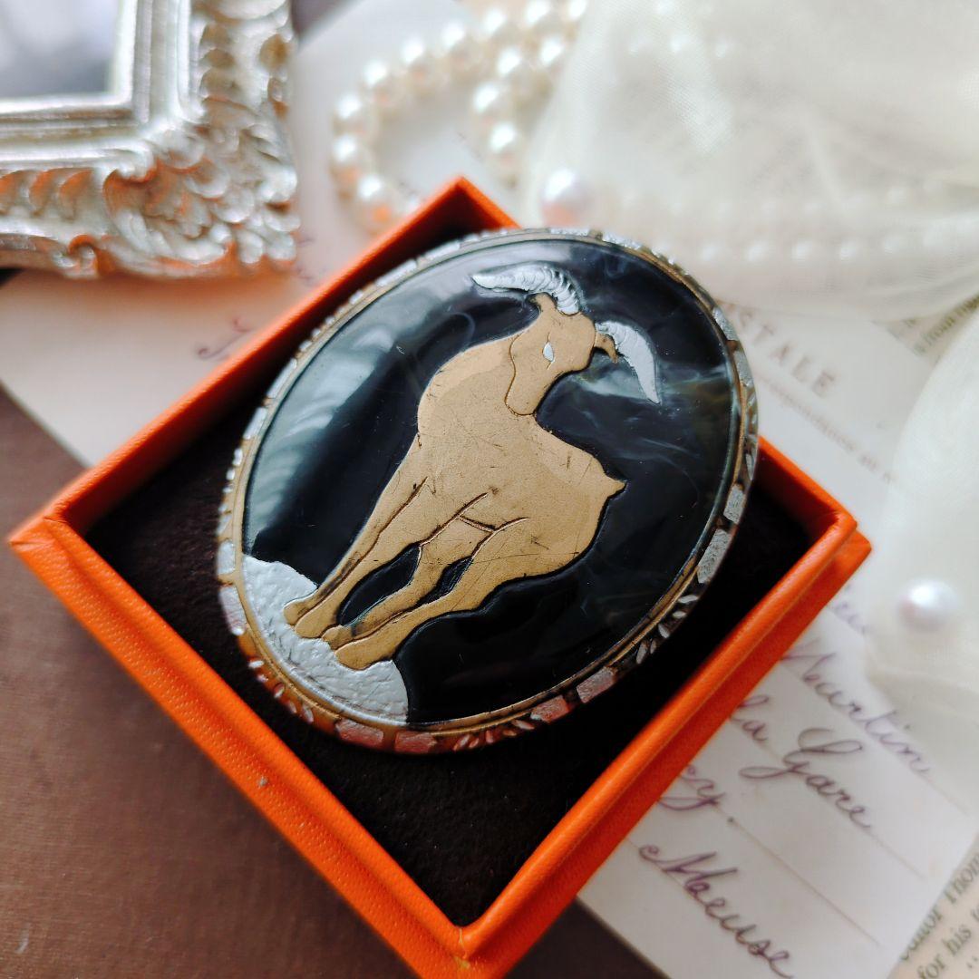 アキオ モリ 岩場に立つ山羊 ブローチ アカンサス模様 金蒔絵 水牛角 森暁雄