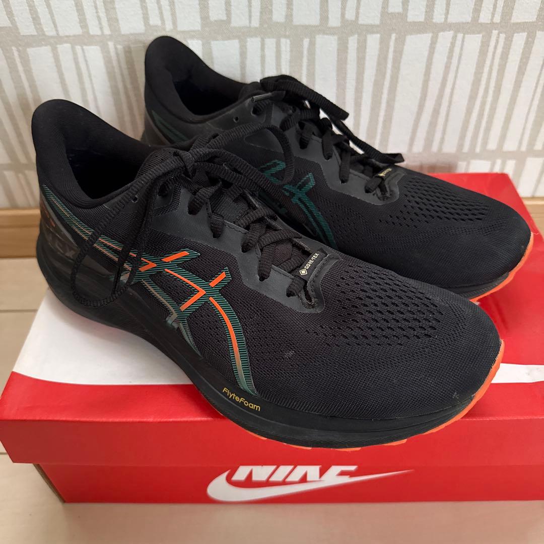 アシックスゴアテックスランニングシューズ