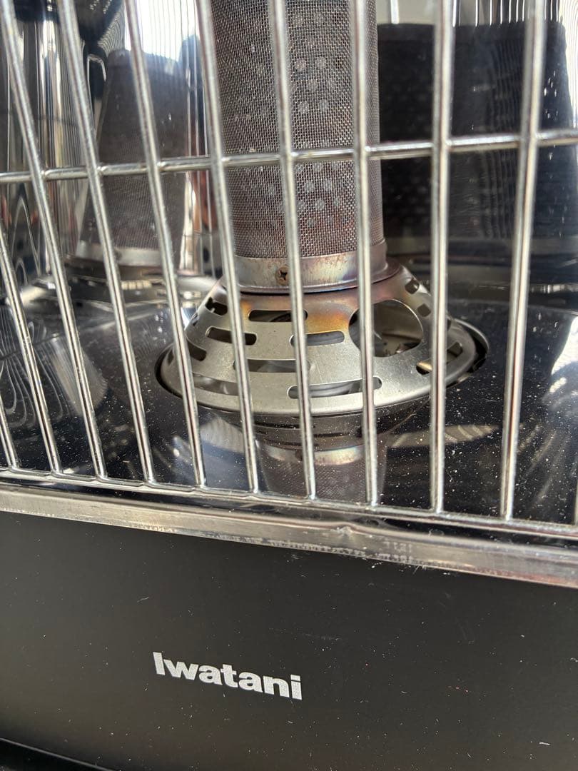 イワタニ　カセットガスストーブCB-CGS-HPR﻿大量カセットボンベ付き