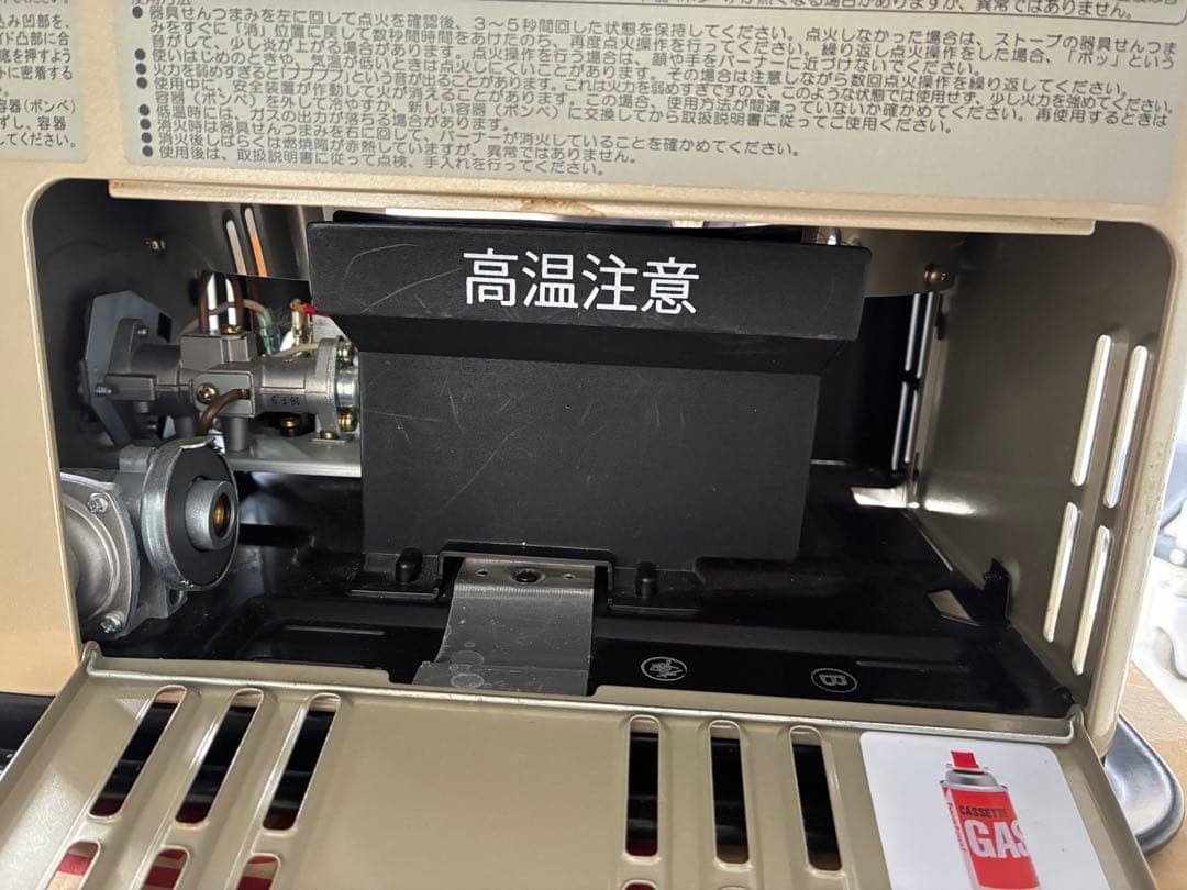 イワタニ　カセットガスストーブCB-CGS-HPR﻿大量カセットボンベ付き