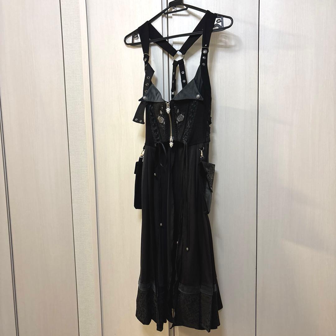 新品タグ付き⭐︎ozz on ベストスカート 薔薇シリーズ　黒