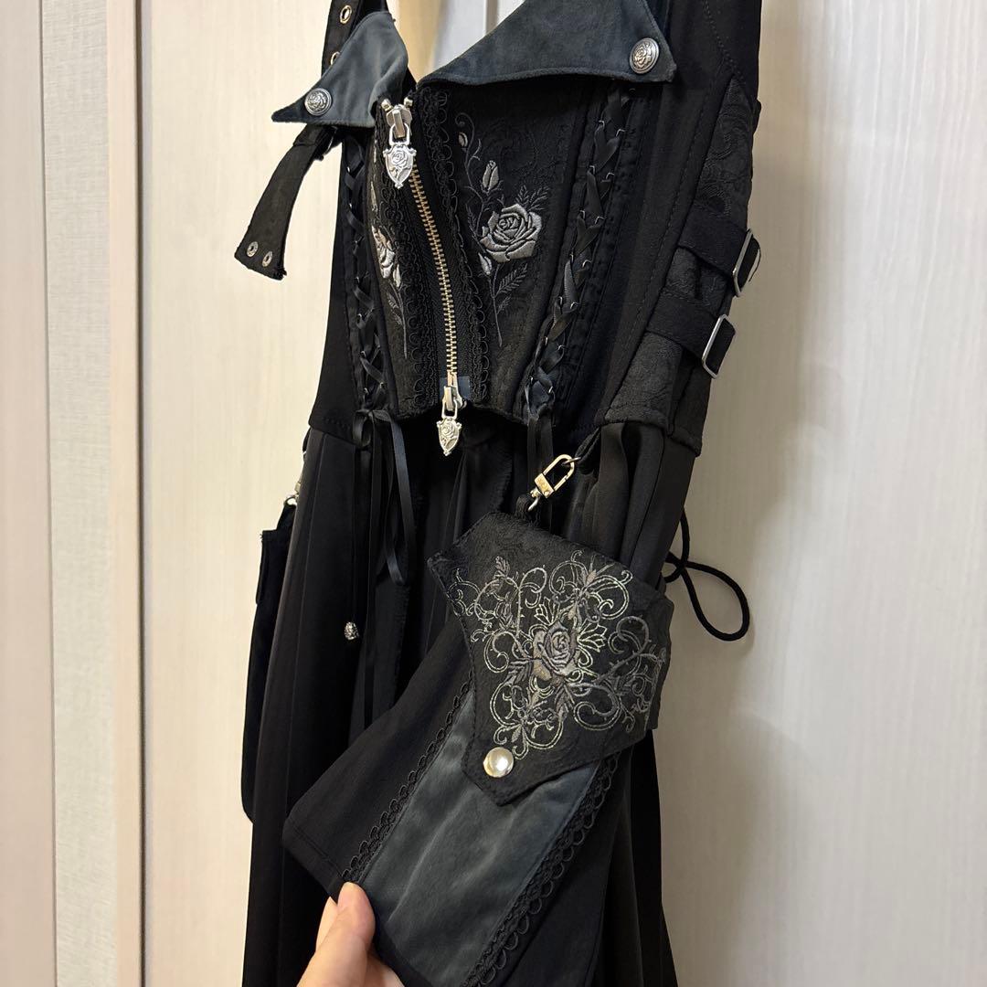 新品タグ付き⭐︎ozz on ベストスカート 薔薇シリーズ　黒